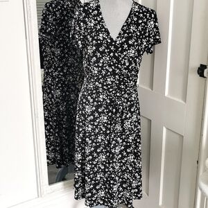 Eliza J black & white floral wrap dress. Size large. EUC